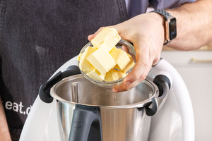 Butter in den Mixtopf geben