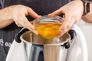 Eier in den Thermomix® geben