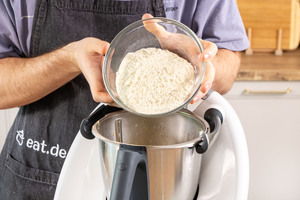 Mehl in den Thermomix® geben