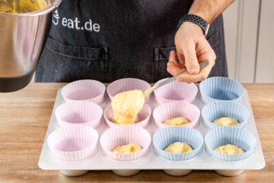 Muffinteig in die Förmchen geben