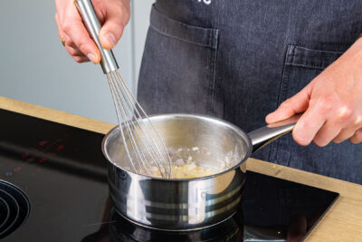 Zwiebel in Butter anschwitzen