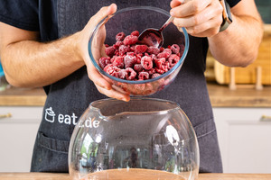 Gefrorene Himbeeren dazugeben
