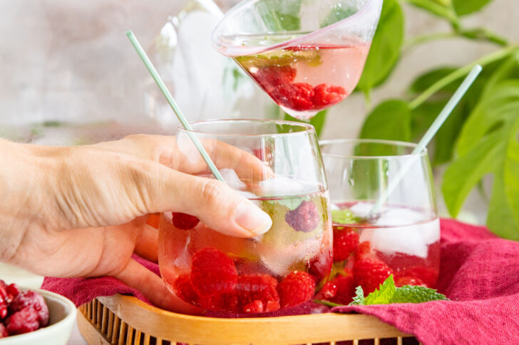Fruchtige Himbeerbowle eingießen