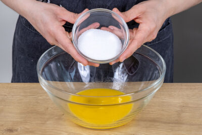 Zucker zur Margarine geben