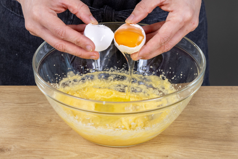 Ei zu der Margarine-Zucker-Mischung geben