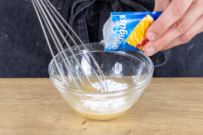 Tortenguss in Apfelsaft einrühren