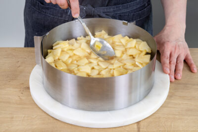 Apfelmasse auf dem Boden verteilen