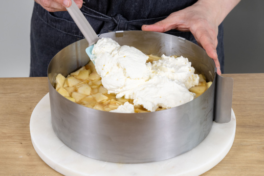 Sahnehaube auf die Apfel-Sahne-Torte auftragen