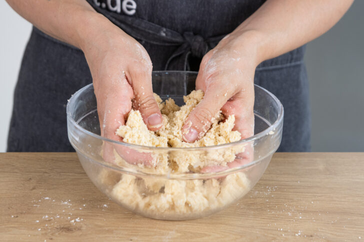 Streusel für Apfelkuchen kneten