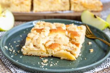 Apfelkuchen vom Blech mit Streusel