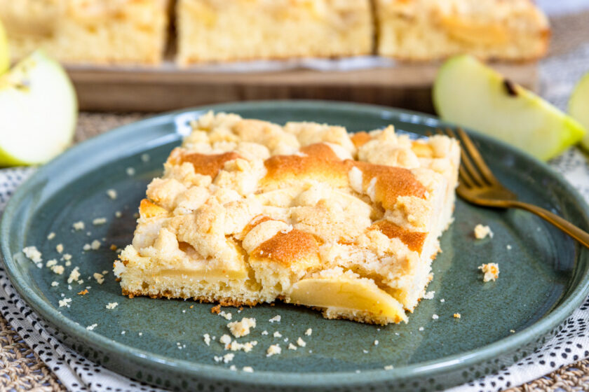 Apfelkuchen vom Blech mit Streusel