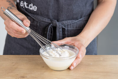 Puddingpulver verrühren