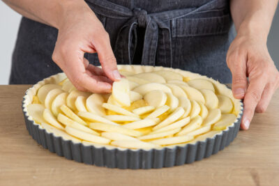 Äpfel auf dem Blätterteig verteilen