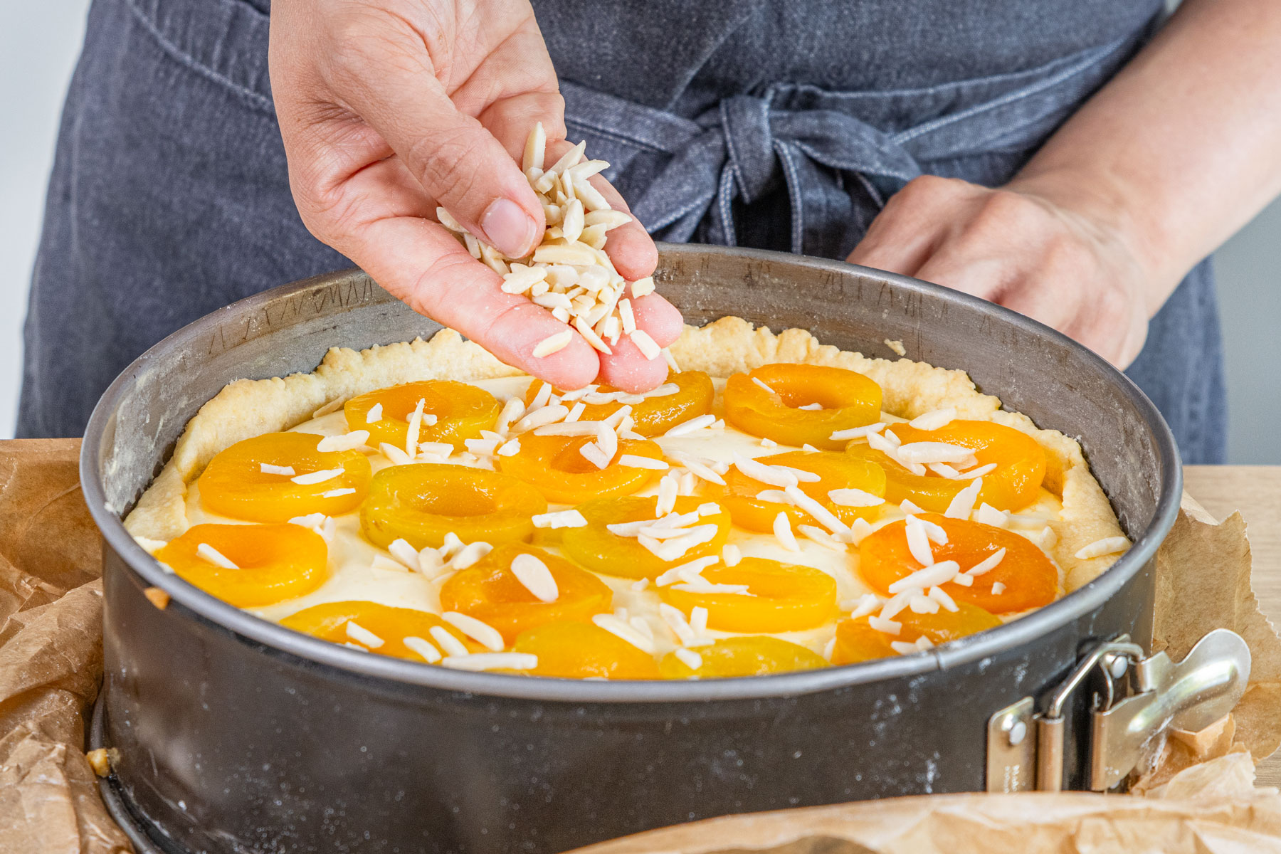 Aprikosenkuchen mit Quark mit Mandelsplitter toppen