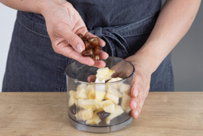 Äpfel und Datteln pürieren