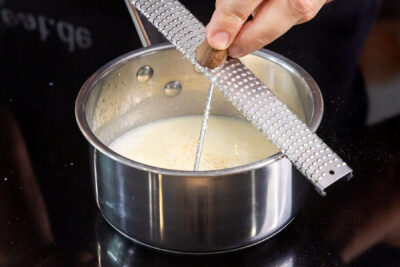Béchamelsauce mit frischer Muskatnuss würzen