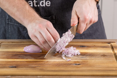 Schalotte würfeln