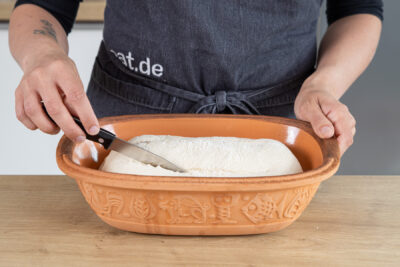 Brot im Römertopf einschneiden