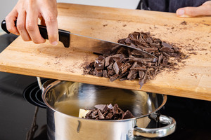 Schokolade zu Butter geben