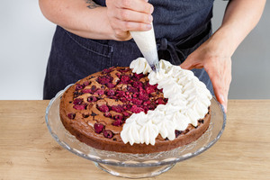 Brownie-Himbeer-Torte mit Sahne dekorieren