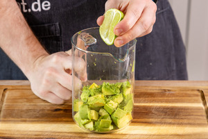 Limettensaft über die Avocado pressen