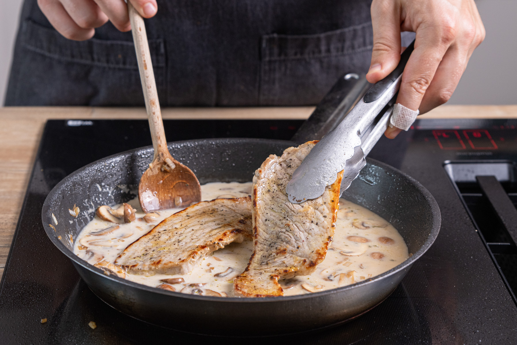 Schnitzel zu den Champignons geben