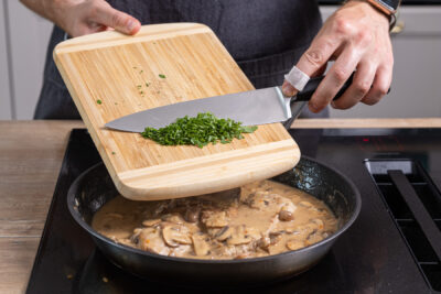 Champignon-Rahm-Schnitzel mit Petersilie verfeinern