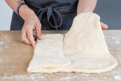 Teig für Ciabatta-Brötchen falten