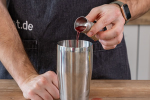 Cranberrysaft in Shaker füllen
