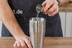 Wodka in Shaker füllen