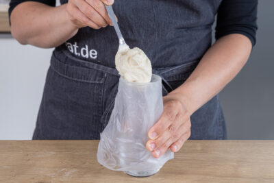 Frosting für Cupcakes in einen Spritzbeutel füllen