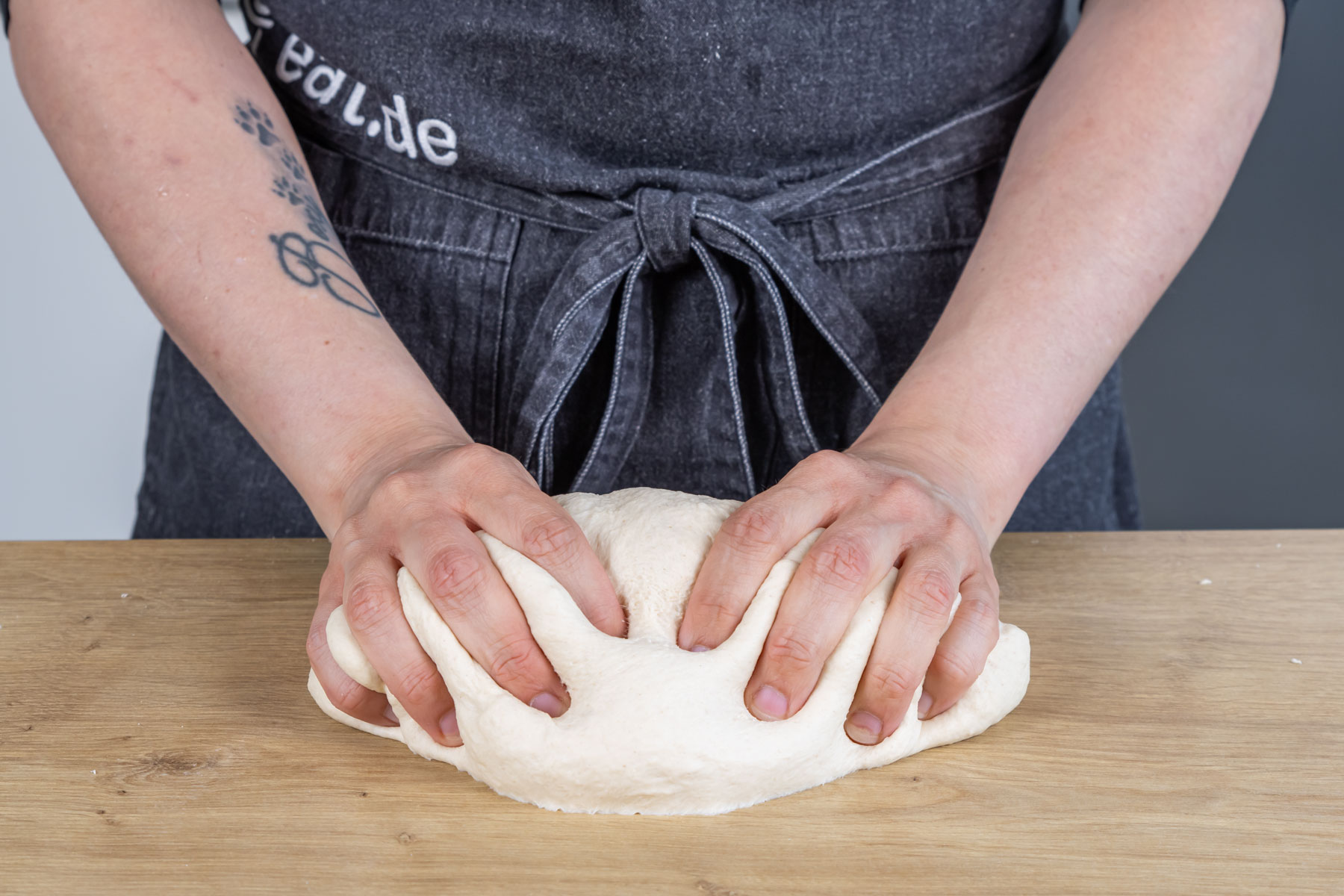 Teig für Dinkelbrötchen kneten