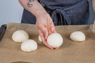 Dinkelbrötchen auf Backblech verteilen