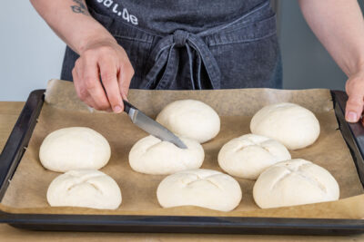 Dinkelbrötchen mit Messer einritzen
