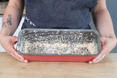 Kastenform einfetten und bestreuen