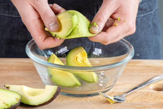 Avocadoschale entfernen