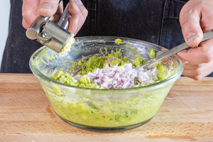 Knoblauch zur Avocadocreme pressen