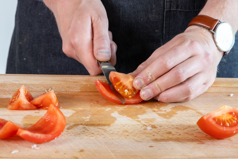 Tomatenkerne rausschneiden