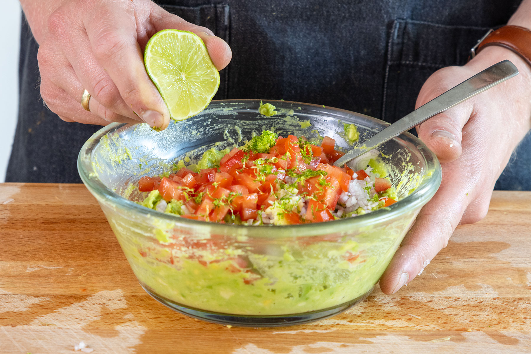 Zitronensaft zur Avocadocreme geben