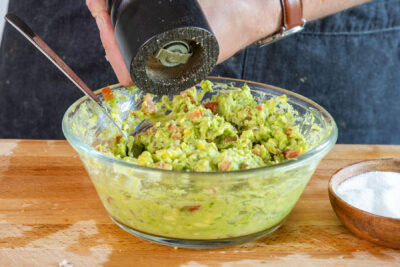Einfache Avocadocreme würzen