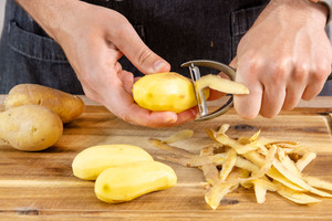 Kartoffeln schälen