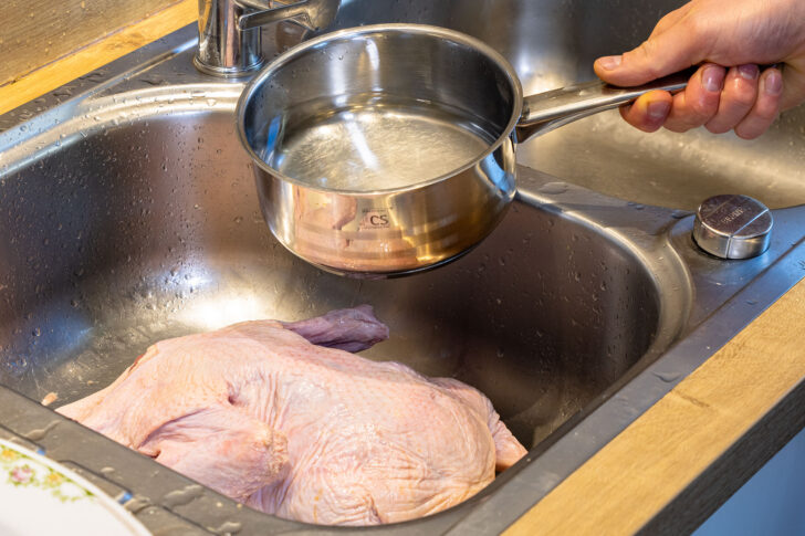 Ente mit heißem Wasser übergießen