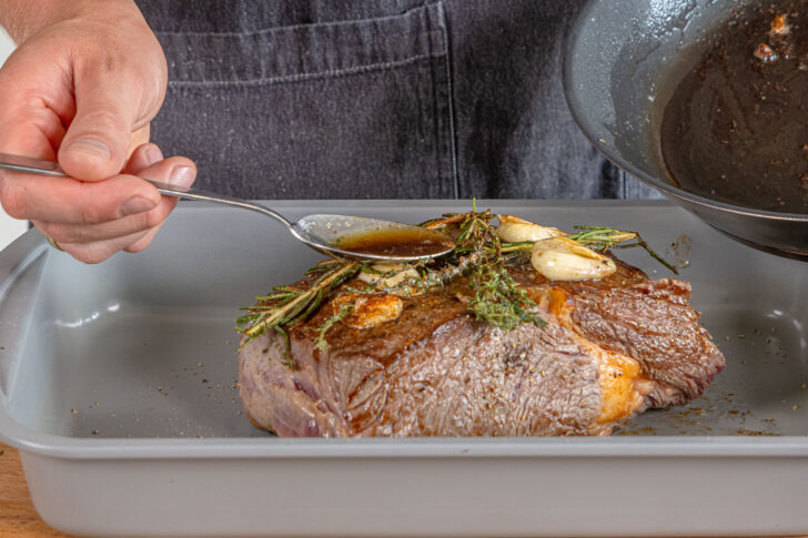 Entrecôte mit Butter übergießen