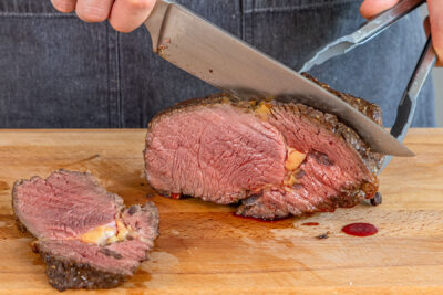Entrecôte am Stück im Backofen zubereiten und gegen die Faser aufschneiden