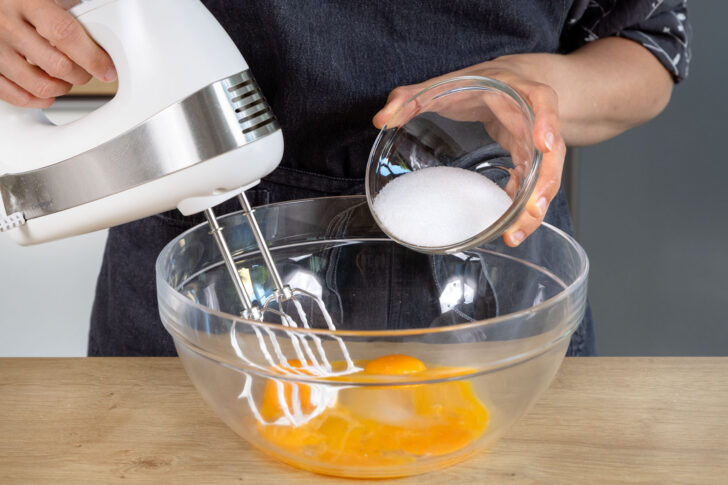 Zucker zu Eigelb geben