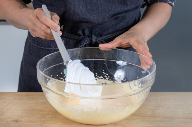 Eischnee unter Eigelb heben