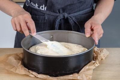 Biskuitteig in Form streichen