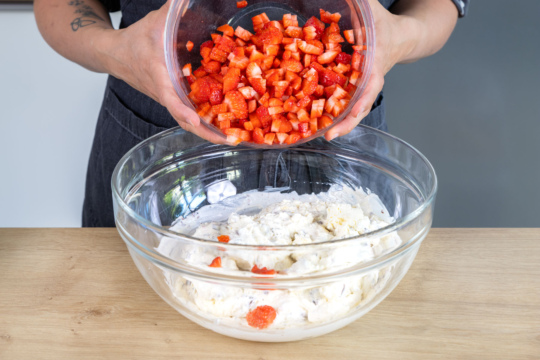 Erdbeeren in Yogurette-Creme geben