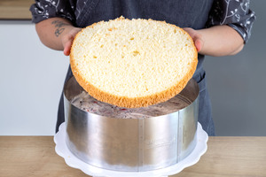 Erdbeer-Yogurette-Torte schichten