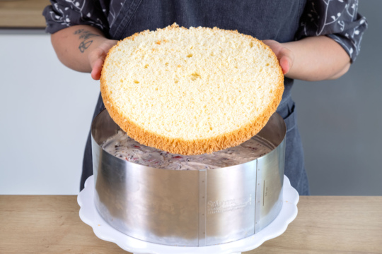 Erdbeer-Yogurette-Torte schichten